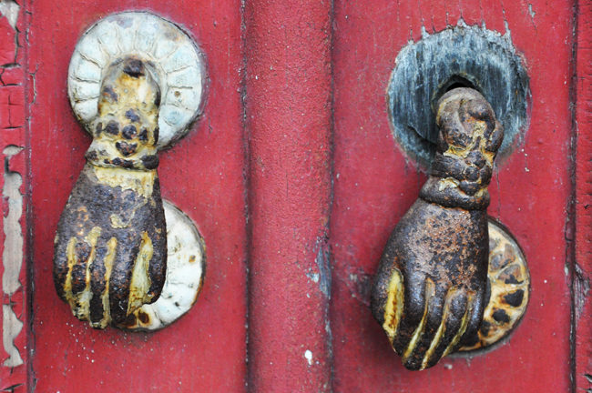 hand-shaped door knockers in Portugal / kołatki w kształcie dłoni w Portugalii / battiporta a forma di mano dal Portogallo